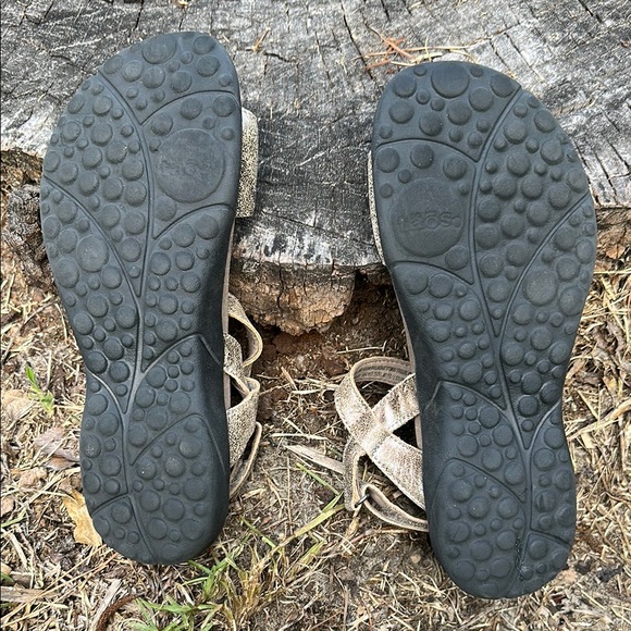 Taos Bea Gold Metallic Sandals with 3 Adjustable Straps•Size 7 - Picture 12 of 14